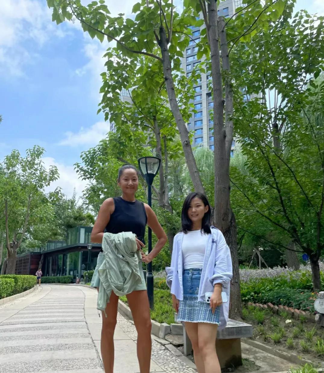 53岁的瞿颖老师真耐老，又瘦又健康。
不加修饰的小麦色肌肤，加上一双修长的大长腿
