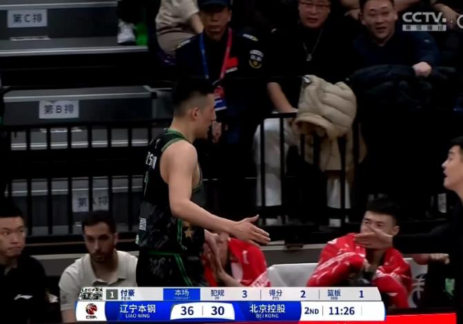 付豪是真的防不住萨林杰，但杨鸣就是要让他去消耗，结果杀敌二百自损一千，犯规三次被