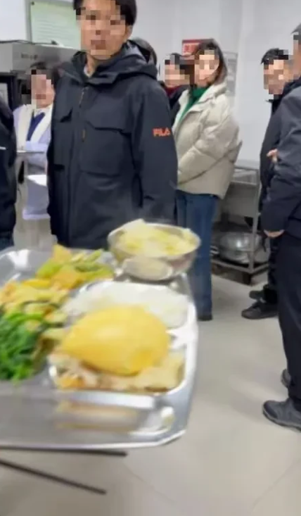 辽宁大连，一男子11点15分走进某市场监督管理局分局，准备办点事情，没想现场已经
