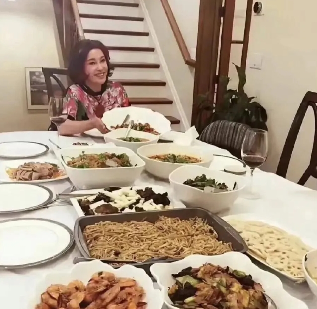 要不说晓庆姐身体好呢？
你看看她平时的家常菜，
这量大管饱，一大盘虾、一大盘粉条