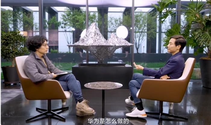 雷军罕见夸赞华为。

近日雷军在接受媒体采访时表示，华为的营销做得比我们好很多，