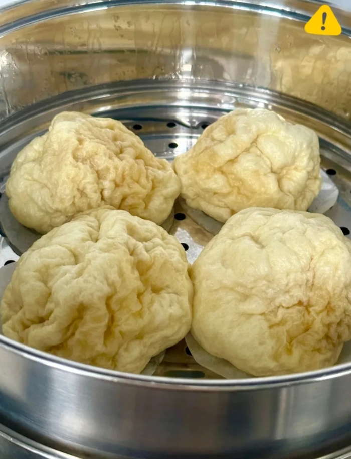 真是要被气笑了，从未成功做出馒头的我啊！
以前蒸馒头从未出过差错，可这次却问题不