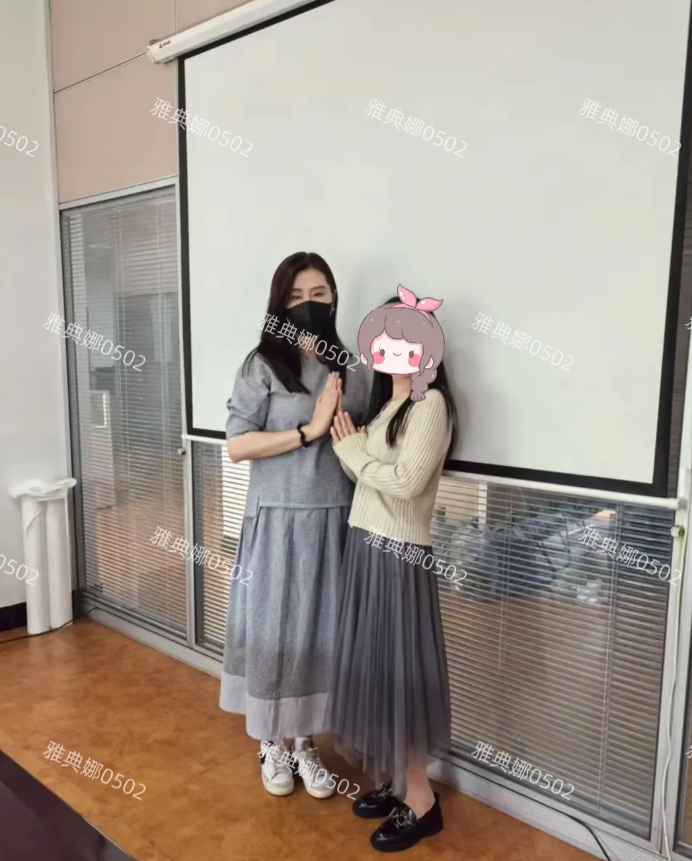 苏州偶遇王祖贤，57岁的她个子好高，头发乌黑浓密长发飘飘，虽然身材略有发福，但还