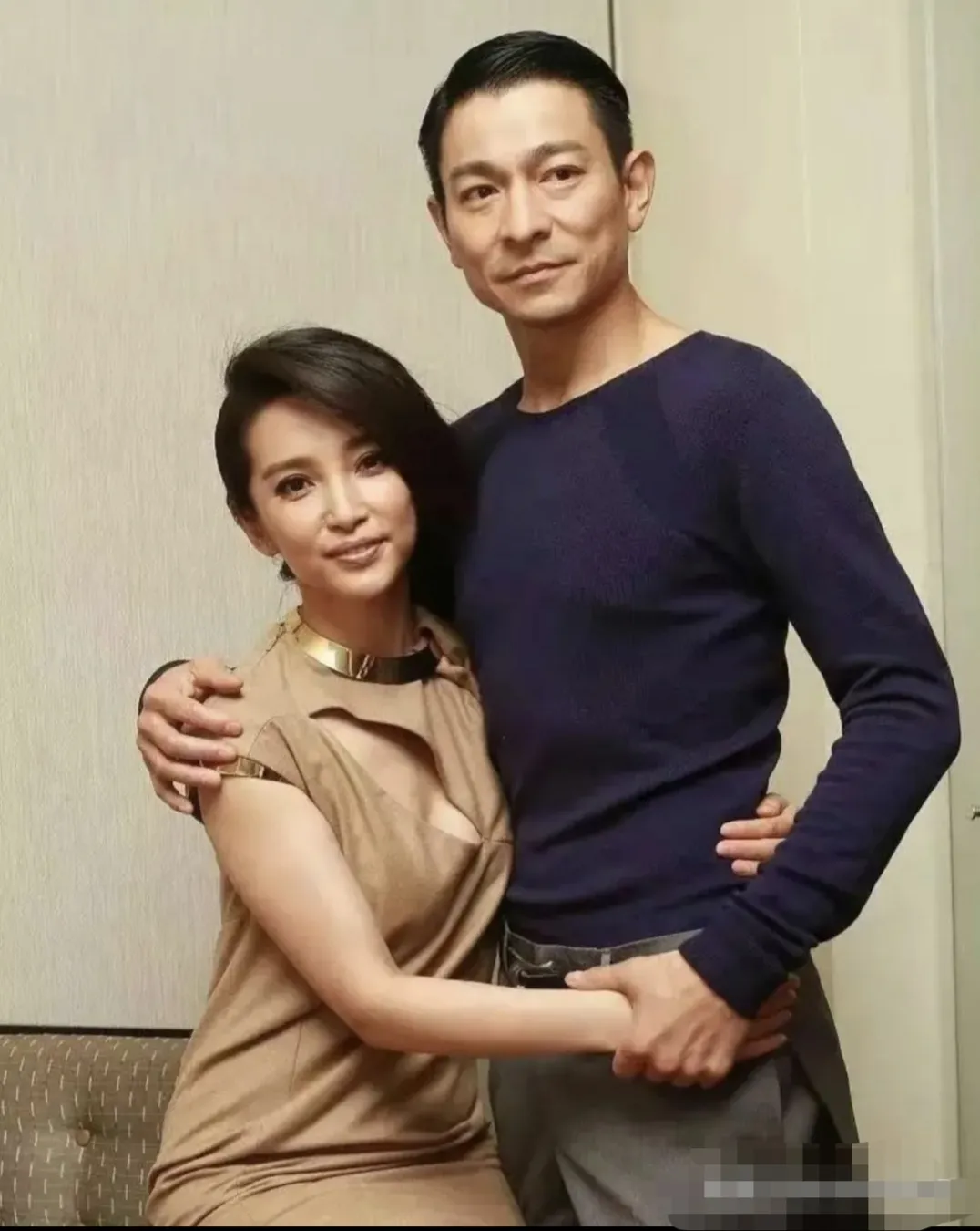 刘德华与李冰冰的合影堪称视觉盛宴，二人不愧是颜值担当，动作如此亲密，却不会让人产