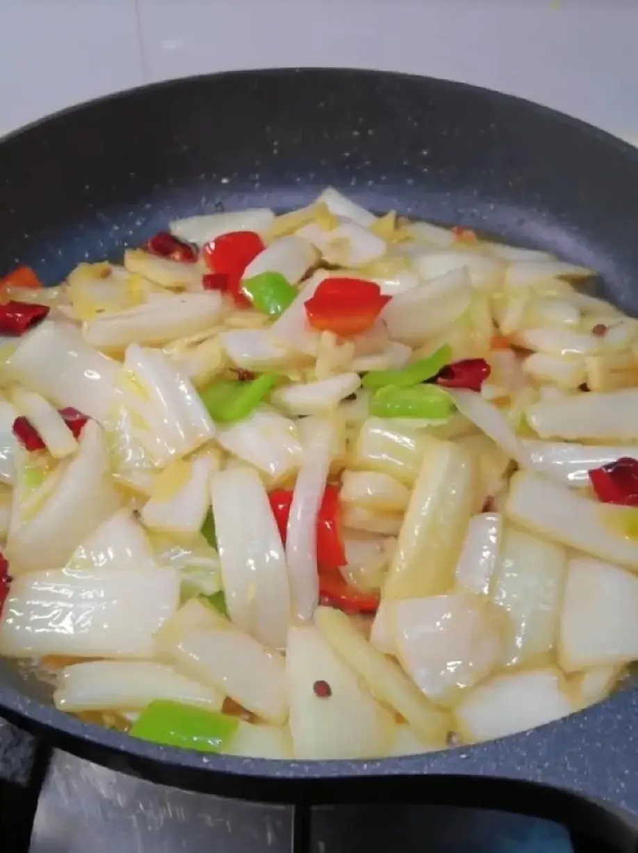 我说浪费油吧！回家看见老公炒的白菜帮子，一下没了食欲了，前几天他把白菜芯全吃了，