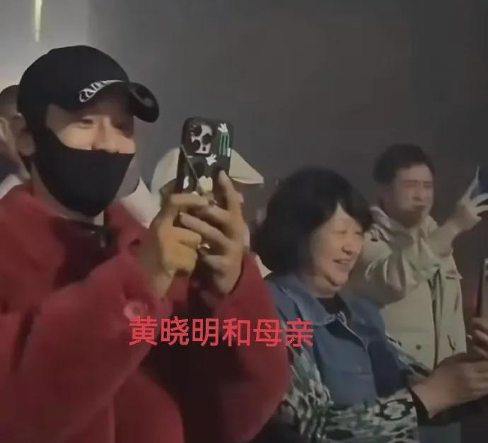 
 
 
福州街头这两天热闹得很。有网友拍到黄晓明带着叶珂在长乐看游神，两人虽然