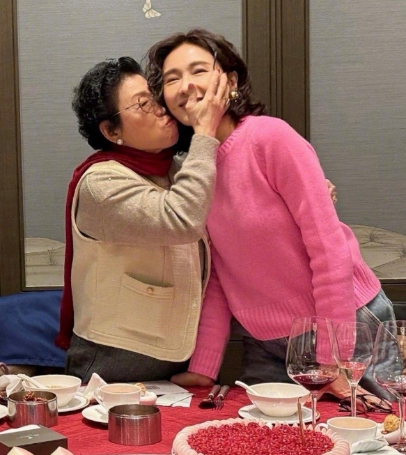 黎姿给妈妈庆祝80大寿，母女俩同框长得好像，都是大眼睛圆脸盘，看着黎妈妈仿佛看到