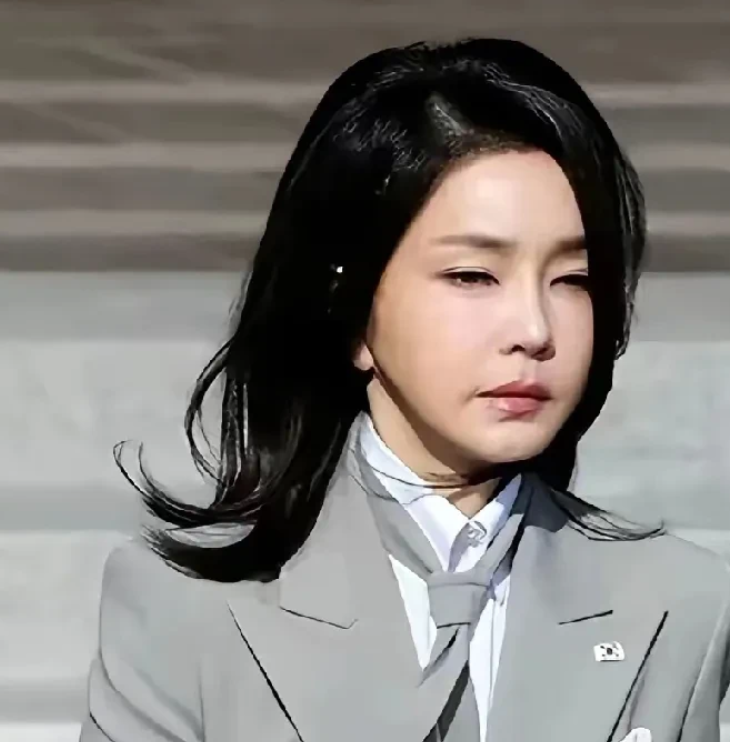 全剧终！
14日尹总被弹劾下台，14日晚上尹总夫人金建希正在接受媒体记者的采访，