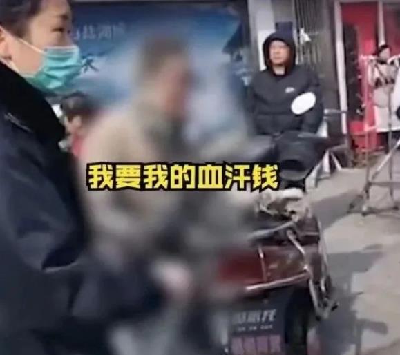 “当街自焚。只为讨回公道！”江苏一外卖小哥将汽油倒在身上，并毫不犹豫的点燃，大火