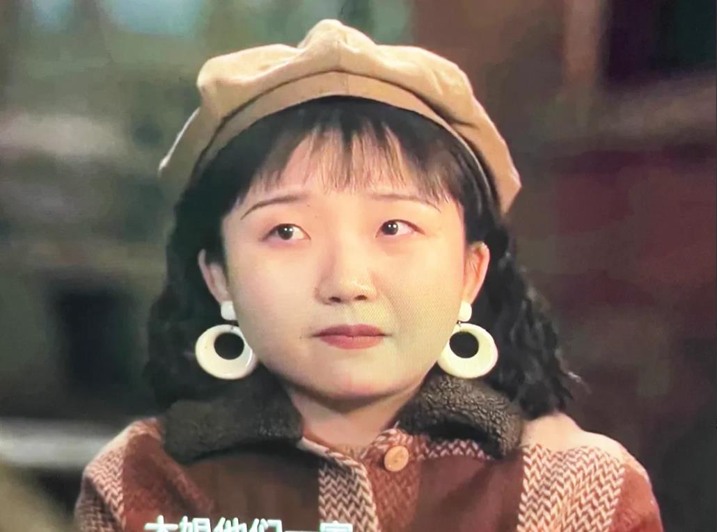 老六独吞奶奶丧葬份子钱《六姊妹》何老太太去世，许多街坊邻居都前来吊唁。
大家送来
