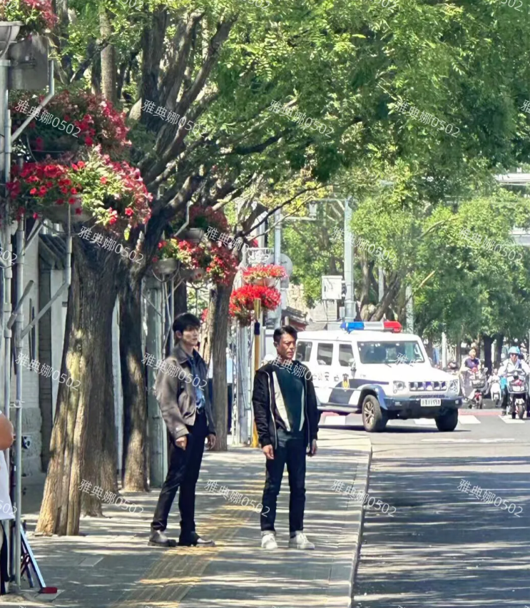 霍建华本人好幻灭，个子不高又矮又黑，身材发福走样比例很虐腿又短又粗。
北京街头遇