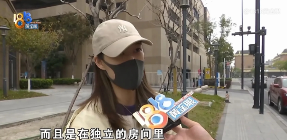 浙江杭州，一女子花费1万多元，去一家健身房报了私教课，因为拉升时和教练有身体接触