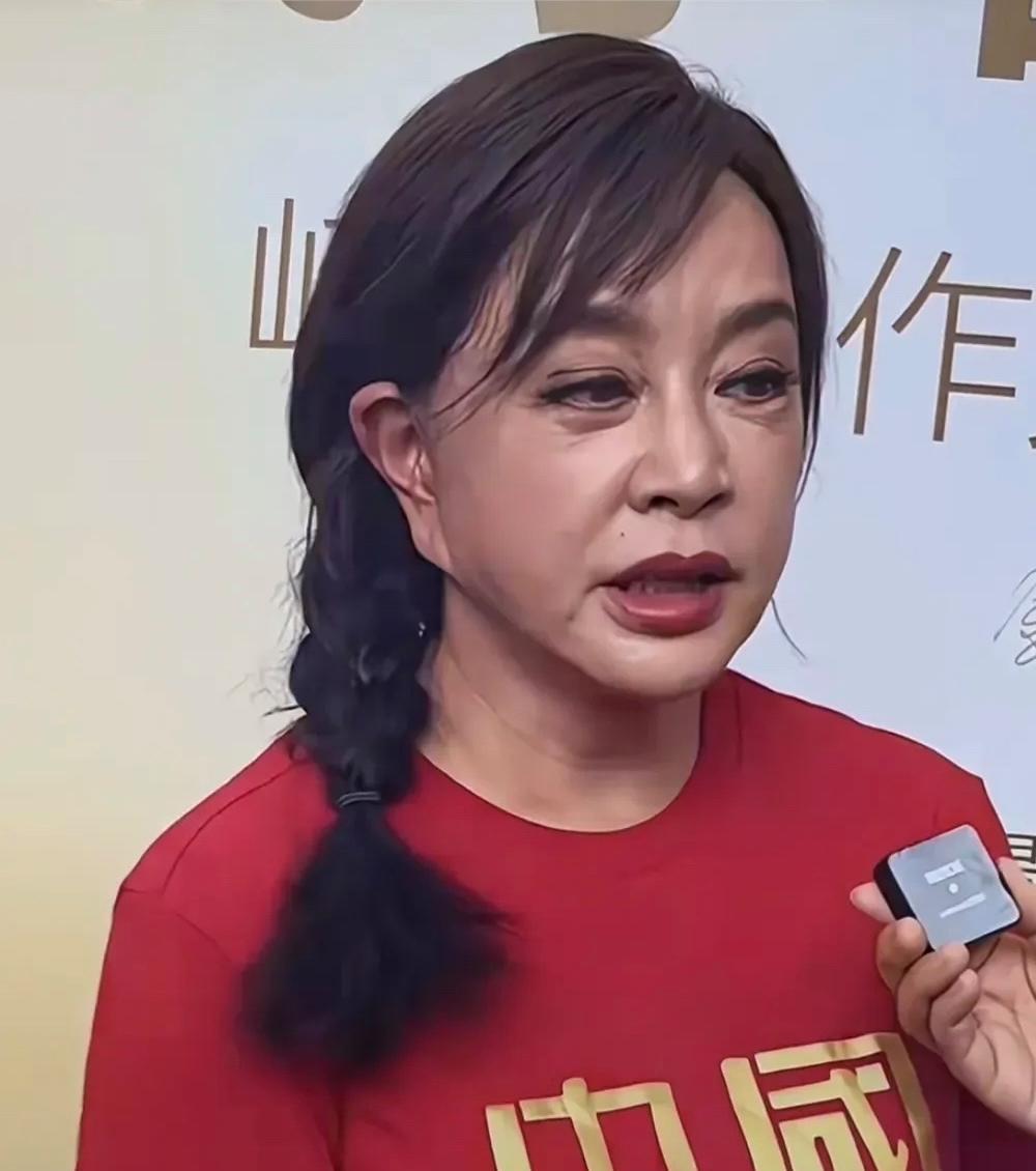 采访刘晓庆时，录像师发现忘了开美颜，连忙道歉：“对不起，忘了给您开美颜了。”