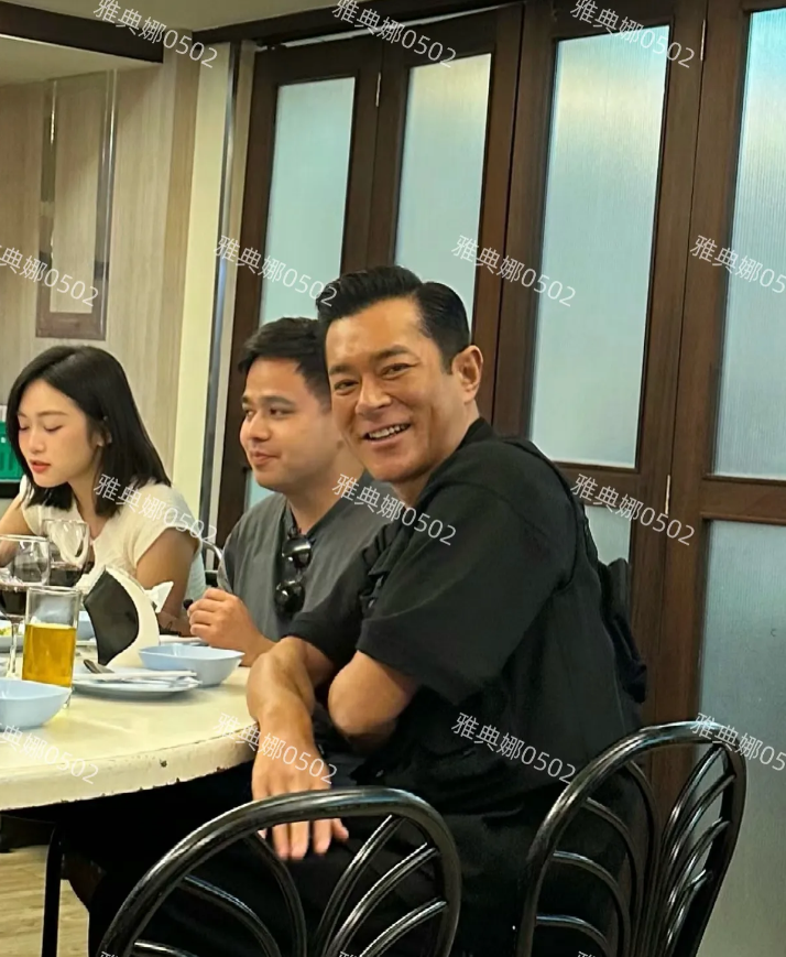 曼谷餐厅偶遇古天乐，他真的很黑，虽然50多岁了依然帅气有型，他看起来心情特别好满