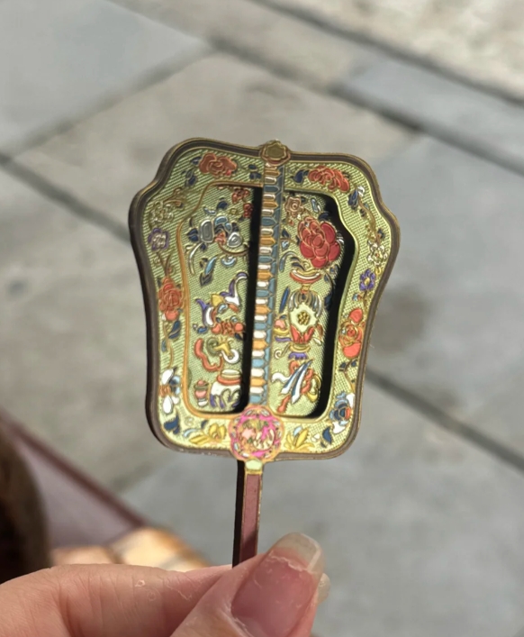 沈阳故宫冰箱贴，在文创店里的架子里堆着，看起来灰扑扑的，拿出来在阳光下一看光泽度