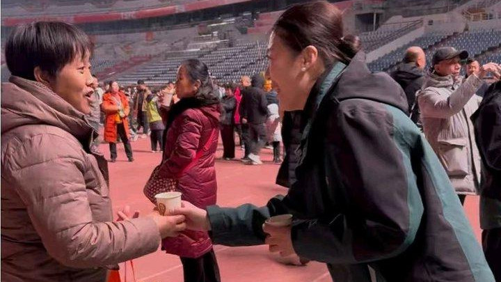 人气爆棚！刀郎继续唱响泉城，场外“刀迷”狂欢依旧