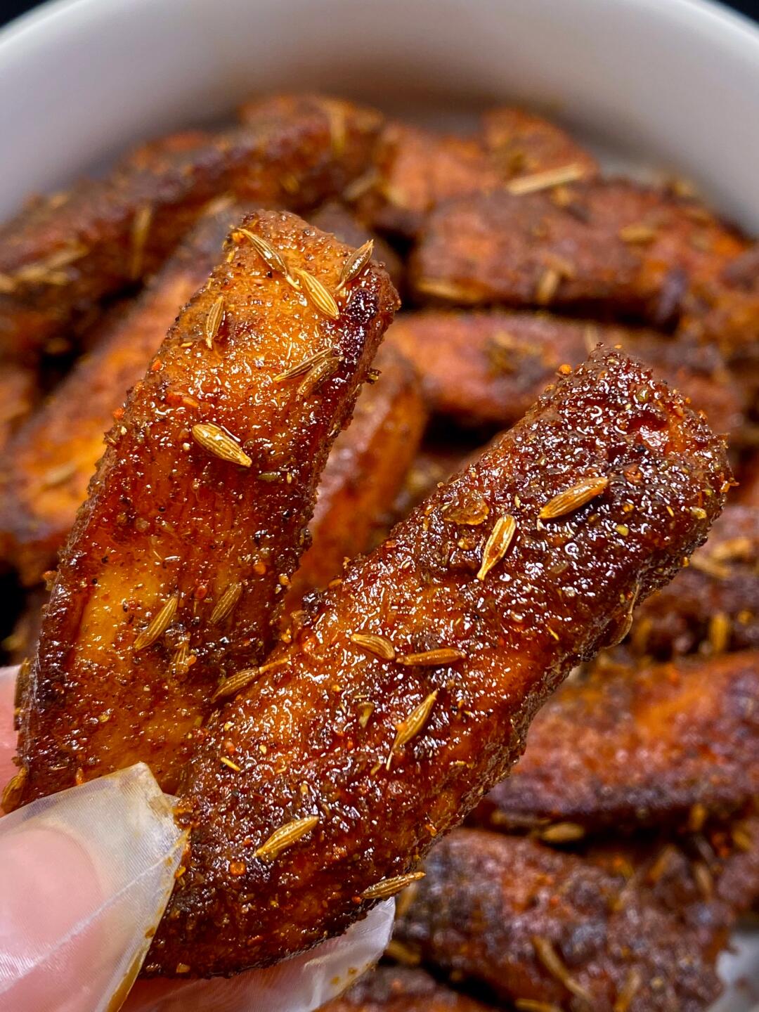焦香美味的孜然鸡胸肉真的是香迷糊啦！外焦里嫩，烧烤味十足，一口咬下去酥脆且鲜香，