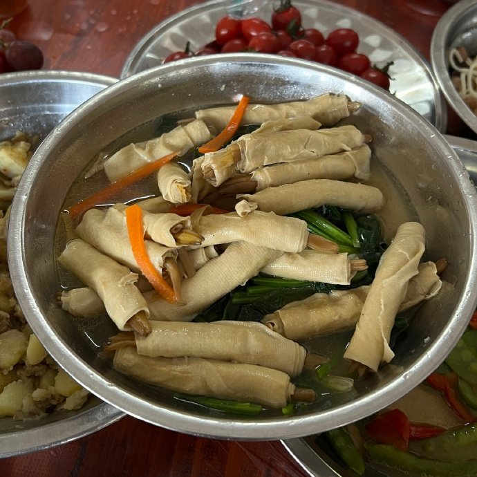 用千张卷了黄花菜烧的