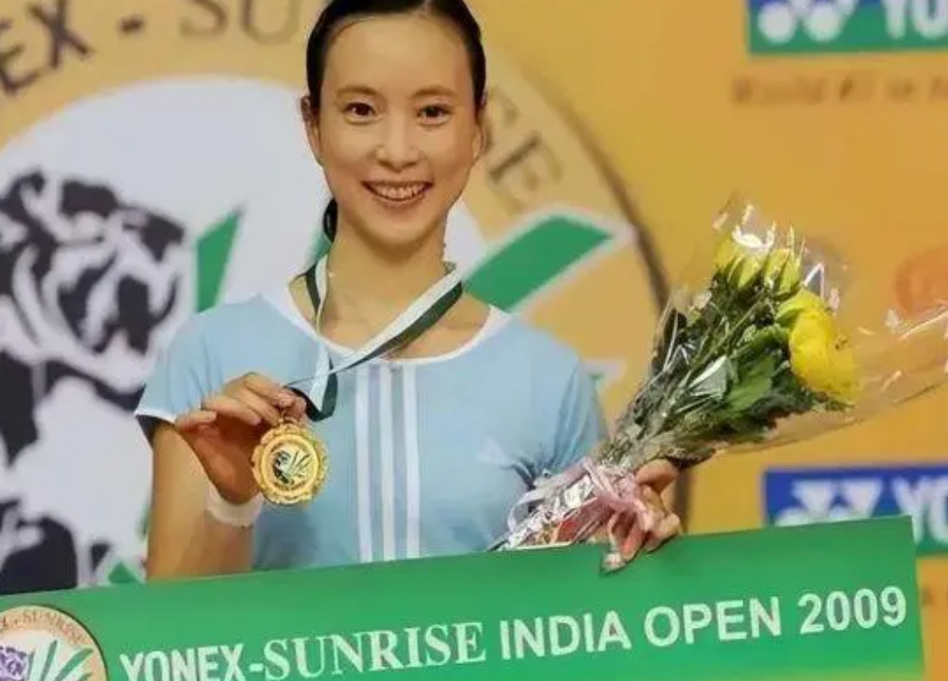 1999美国夺冠后，皮红艳开心地回到中国，但马上接到教练王俊杰冷冰冰的通知：“国