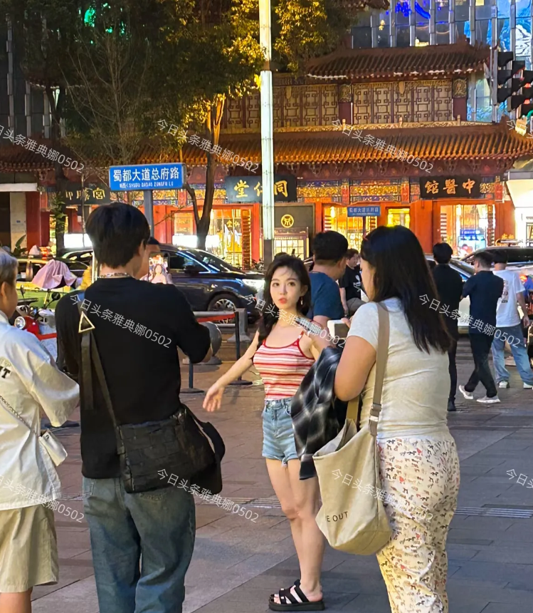 街头偶遇冯提莫，本人个子太矮了，头大腿短比例很虐，超小一只。
真人并不年轻，一看