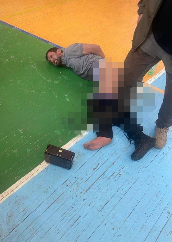 当地时间3月24日，俄罗斯警方公布了一名恐怖分子在审讯期间，实施酷刑的照片。俄罗