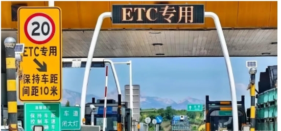 收费站秒过新招数，三亿车主集体沸腾

兄弟们，凌晨三点，我实测了车牌付！2.3秒