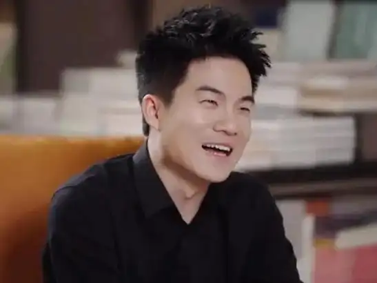 当初董宇辉在做直播卖货前，内心也有过一段时间的挣扎，于是特地回了一趟老家，问奶奶