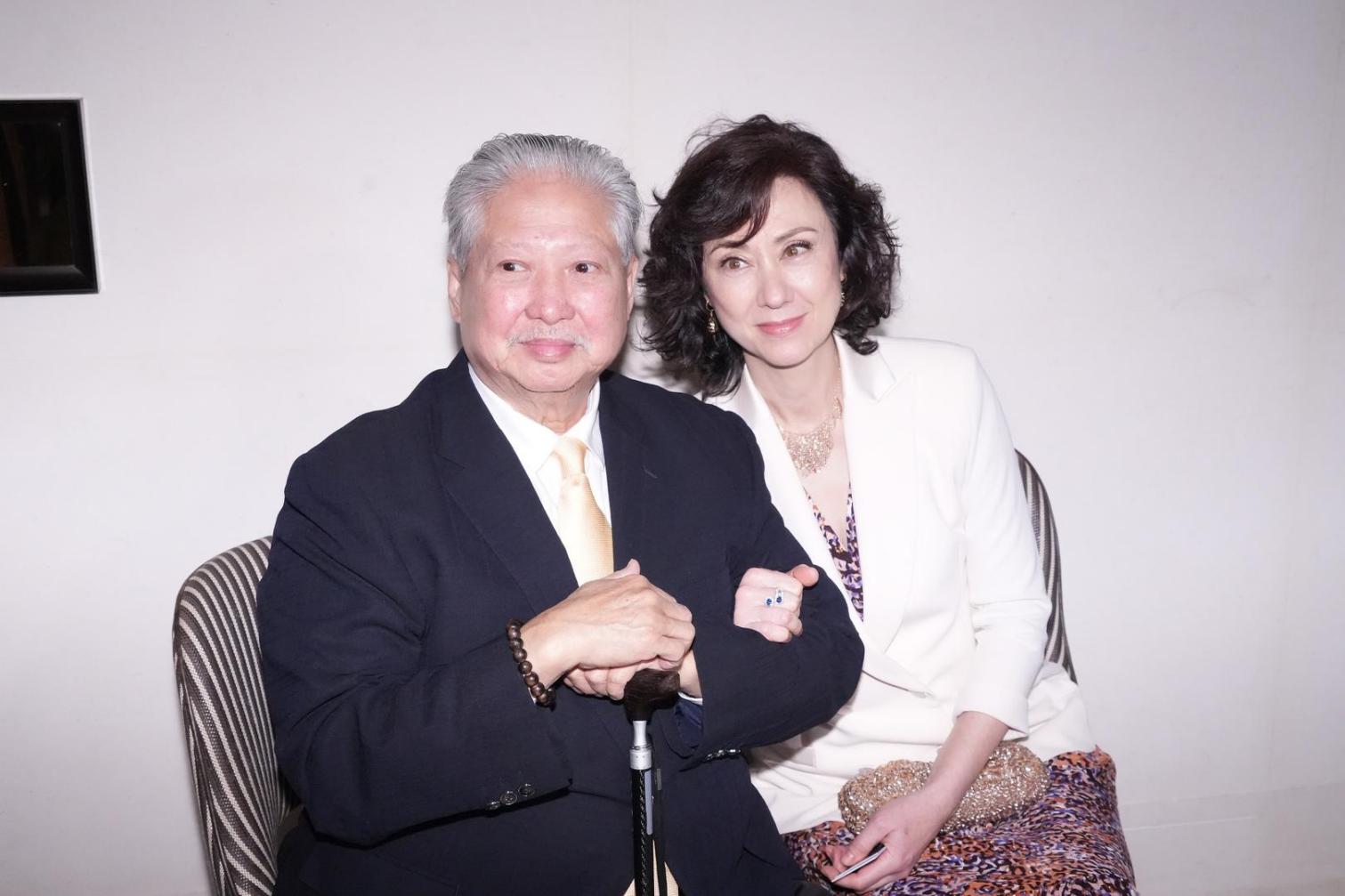 1975年，洪金宝对韩国美女曹恩玉一见钟情，曹恩玉放弃一切随他来到中国，5年内为