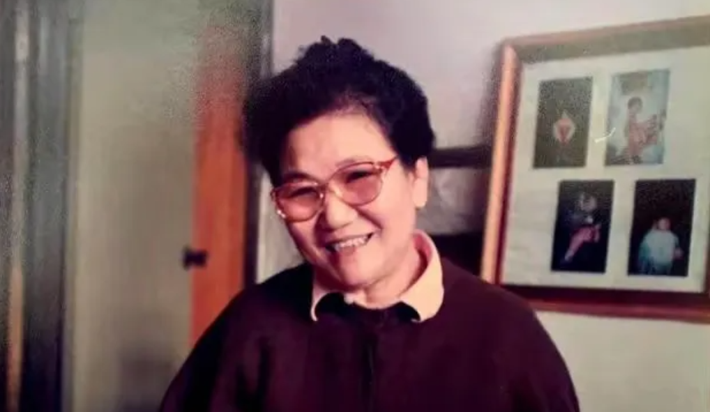 春晚一句台词识破潜伏间谍，去世23年的赵丽蓉，仍被官媒发文缅怀

1. 赵丽蓉老