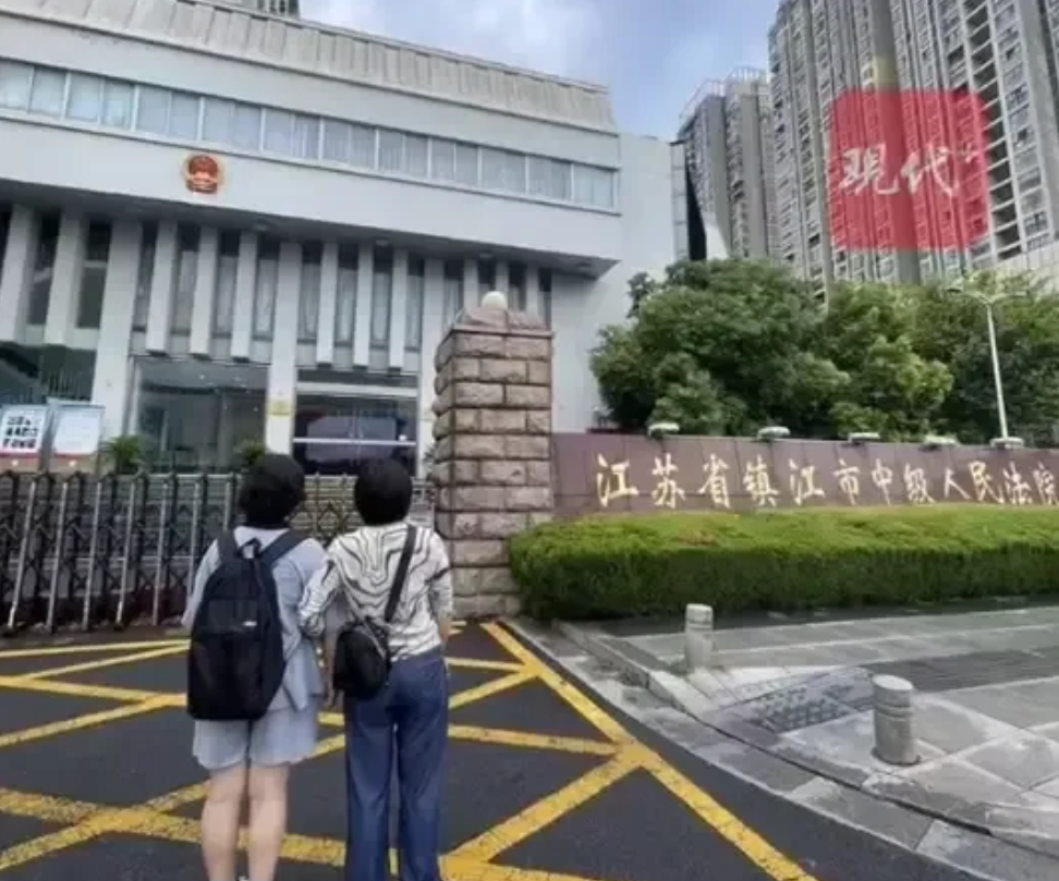 怎么办才好？在江苏镇江，15年前，一对夫妇通过别人介绍收养了一个刚出生七天的小女