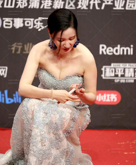 她绝对是娱乐圈胸最大的老板娘，曾经是比刘亦菲还美的虞姬，如今又是比范冰冰还白的美