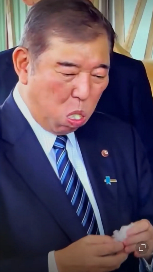 石破茂，拾破帽，被日本人骂惨了。日本首相就像是一顶破帽，他是一点都不想当。早晨辞