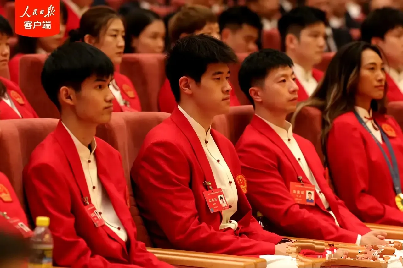 在巴黎奥运表彰大会上，座位安排可是大有讲究，出现了七个让人没想到的情况：

1.