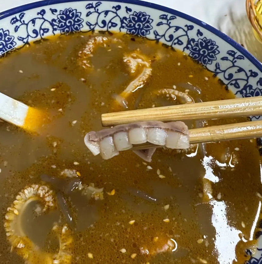 今天早上我去喝羊汤，结果在汤里捞出个怪东西，看着特别像牙齿。我就找老板说这事儿，