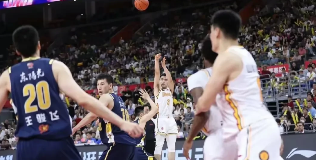 广东男篮真是不长记性，上半场领先山西19分全队又嗨起来了，玩起五上五下，球员喜笑