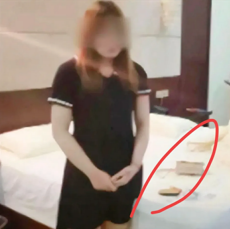 女色狼？浙江一男子入住酒店，被一陌生女子硬闯进房问，她二话不说，把衣服脱光就躺床