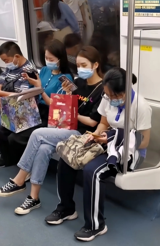 有人问∶深圳消费那么高，一套校服19.9即可入手，为什么这么便宜？

简单对比一