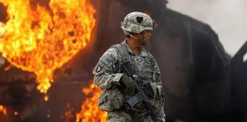 在美国的一次军事检阅中，依次展示了步兵、炮兵、装甲兵和战略导弹部队的风采。在游行