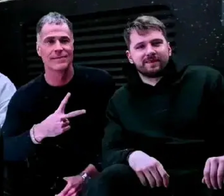 非湖人队记以及管理层发出质问：凭什么只有湖人得到竞标东契奇的机会，这不公平。
尤