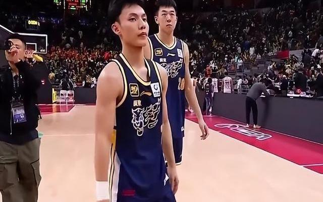 30分领先还不上场？！广东男篮徐杰带伤坚持，这背后到底藏着啥秘密？
广东队大胜广