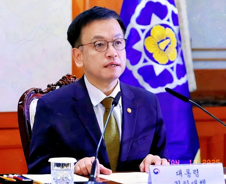 韩国代理总统崔相穆13日与执政党共同民主党党首李在明举行会商。

崔相穆在会商中