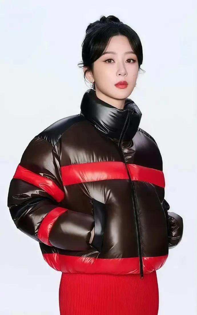 杨紫穿了件短款红黑相间的羽绒服，下身搭配红裙，红红火火，有种过年的感觉。这种棉袄