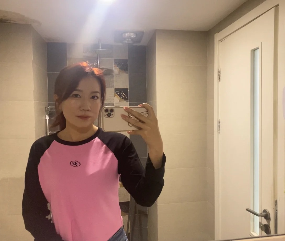 今年目标：拿下一个弟弟
中午吃饭的时候，拼桌对面坐的男生好帅，蓝色上衣，主要身材