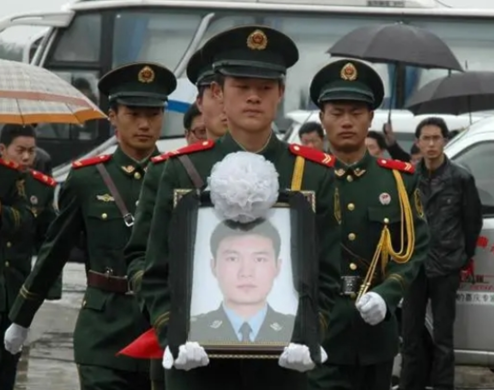 “太扎心了，烈士的命就换来了 18 个白眼狼！”2010年，24 岁民警舍命救出