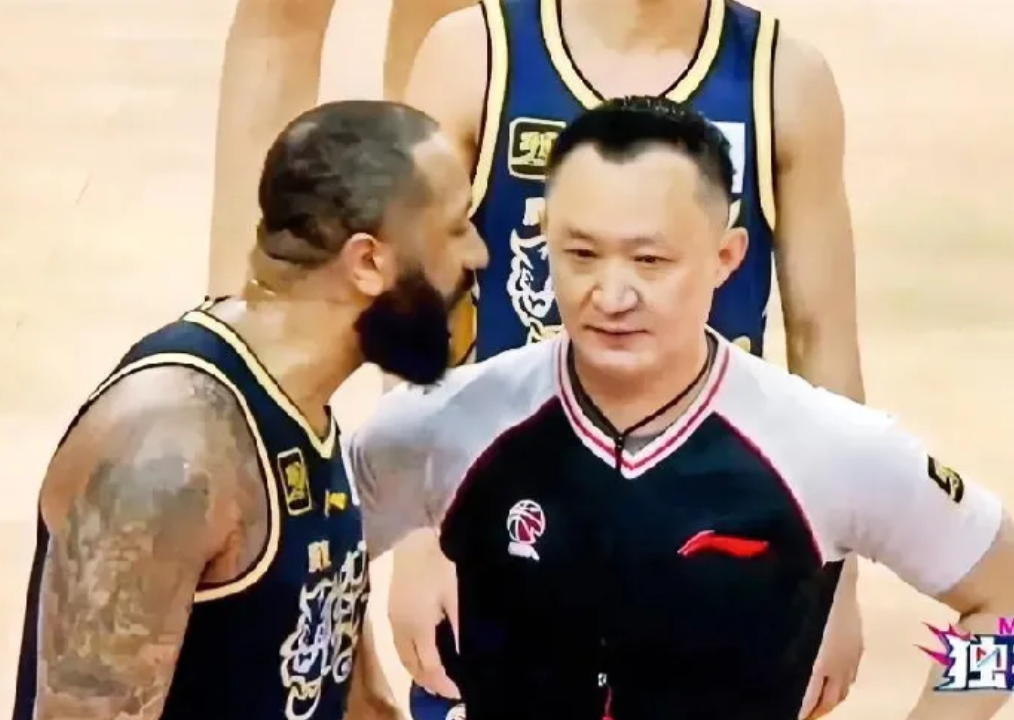 吉伦沃特被驱逐不冤，但裁判的责任也很大，很业余！