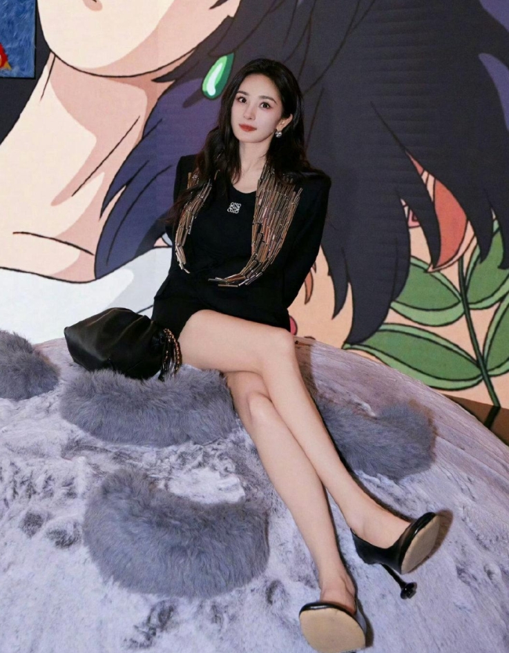 杨幂路透生图
幂姐这个腿又白又长又直
