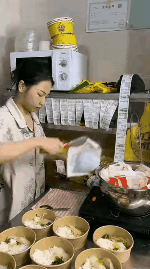 各行各业都内卷的厉害！看这订单量，本来需要几个厨师的工作岗位，就被一个电磁炉，一