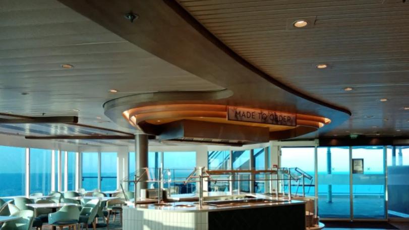 今天加了一个美女的微信，没想到她是邮轮乘务员