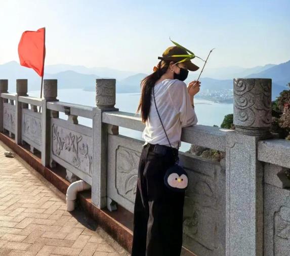 杨幂童星出道，从《神雕侠侣》崭露头角，到凭《宫》爆火，演艺之路顺遂又精彩。多年来