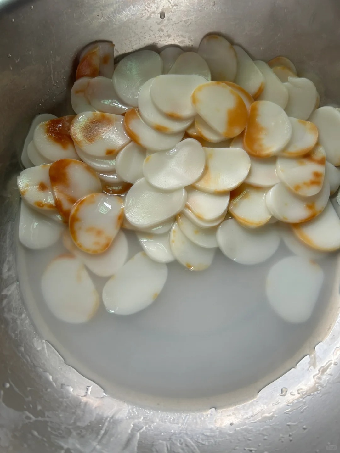 年糕煮过之后变色了是什么原因？
16号在超市买的年糕，没有异味，煮了一下变色了，